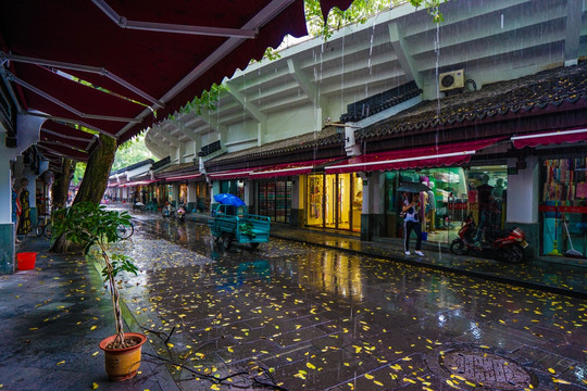 雨中的丝绸城