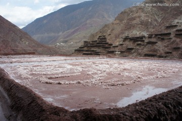 西藏盐井红盐田