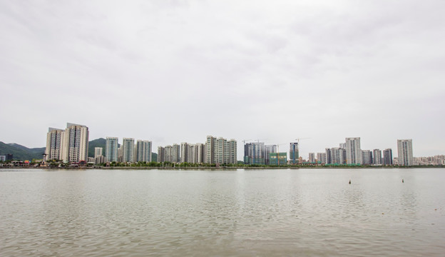 广东省珠海市前山水道堤岸