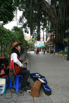 街头弹吉他的年轻艺人