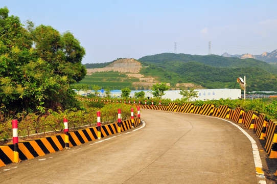 盘山公路 公路安全设施 群山