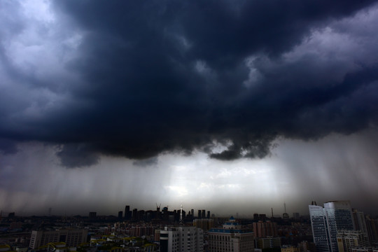 暴风雨前夕