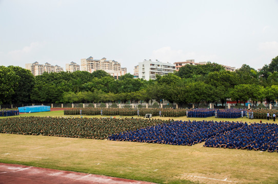 场面壮观的大学军训照片阅兵仪式