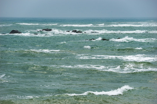 阴天下博鳌的海浪