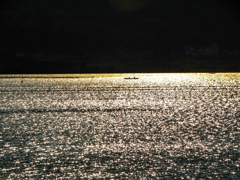 湖面黄昏
