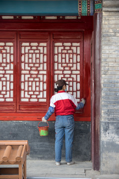 修复古建筑的女人