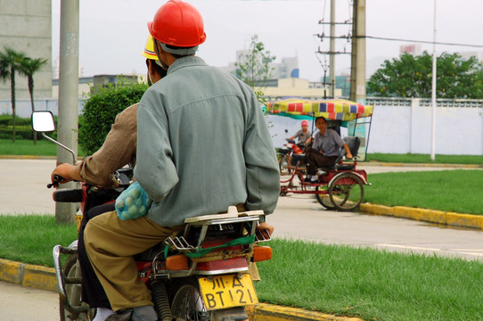 乡镇风情 摩的和三轮车