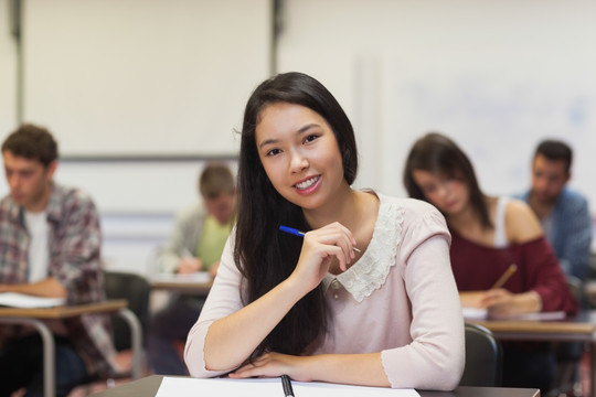 在课堂上记笔记的女学生