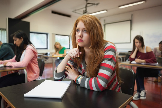 女学生在大学课堂上认真听课