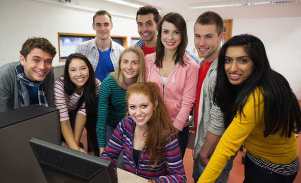 学生站在大学计算机室里用电脑