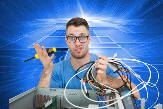 專業人士拿著電纜的復合形象
