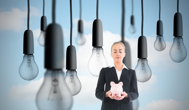 金發(fā)女商人抱著存錢罐的復(fù)合圖像