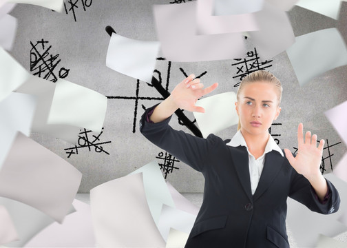 金發(fā)女商人指著復(fù)合圖像