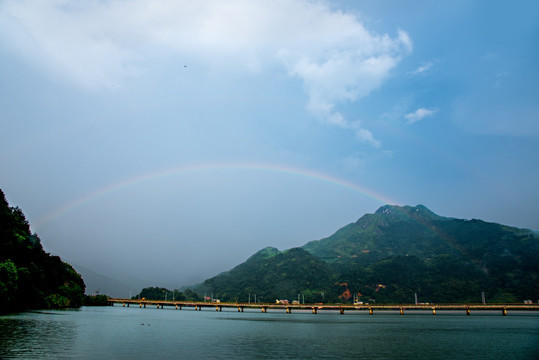 雨后的水库