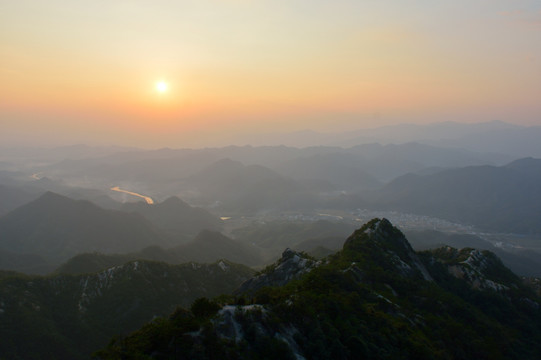 安徽績溪縣龍須山日出