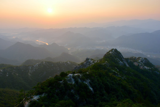 安徽绩溪县龙须山日出