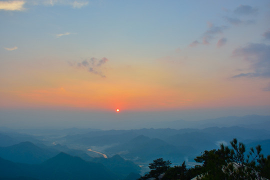 安徽绩溪县龙须山日出