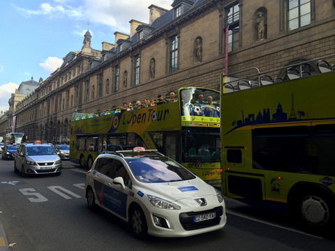 城市双层巴士和出租车