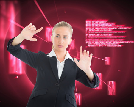 金發(fā)女商人指著復(fù)合圖像