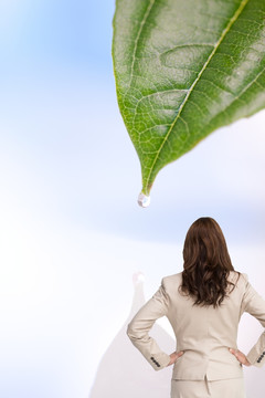女商人背對著鏡頭的復合形象