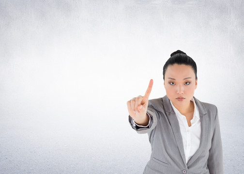 嚴(yán)肅的亞洲商人指向復(fù)合圖像