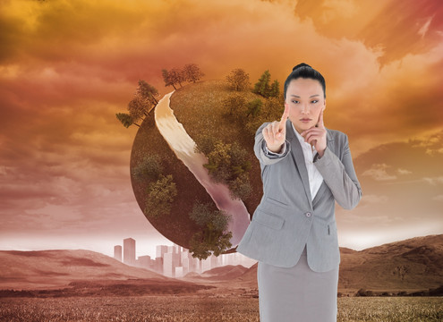 女商人嚴(yán)肅的指著復(fù)合圖像