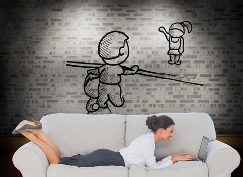 女人趴在沙發(fā)上玩電腦的復(fù)合形象