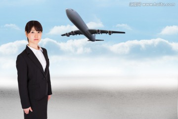 女人嚴(yán)肅的看著鏡頭的復(fù)合形象