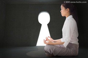 女商人盤腿坐著的復(fù)合形象