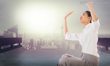 女人高舉著雙手的復合形象