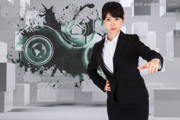 女商人嚴(yán)肅的看著鏡頭的復(fù)合形象