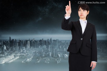 女商人嚴(yán)肅的指著復(fù)合圖像