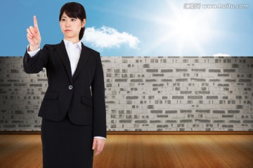女商人嚴(yán)肅的指著復(fù)合圖像