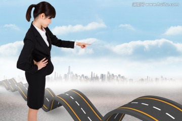 女商人嚴肅的指著復合圖像
