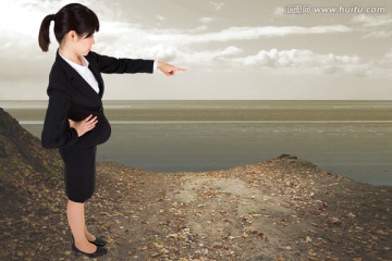 女商人嚴(yán)肅的指著復(fù)合圖像