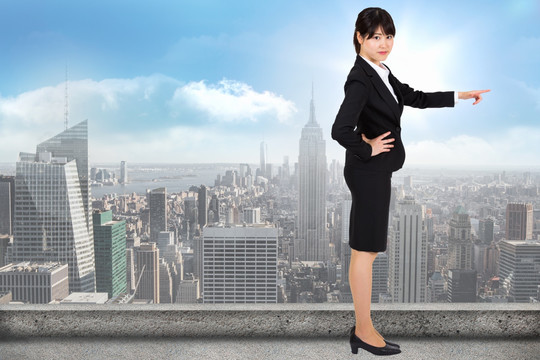 女商人嚴(yán)肅的指著復(fù)合圖像