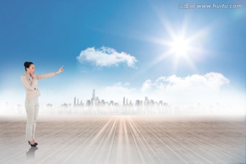 女商人嚴(yán)肅的指著復(fù)合圖像