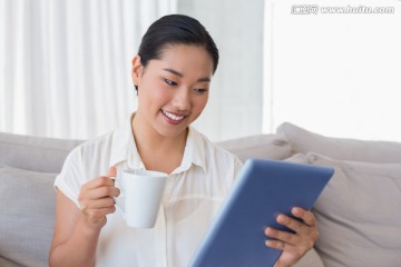微笑着看着平板电脑的女人
