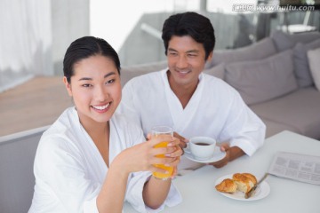 夫妇微笑着吃着早餐