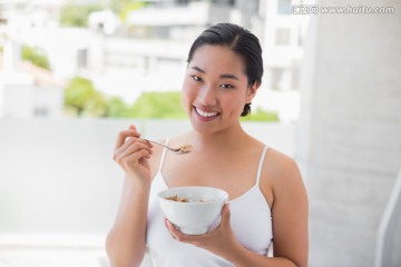 吃着麦片粥的女人