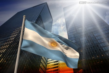 摩天大楼的低角度看阿根廷国旗