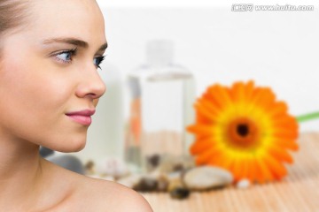 女人側(cè)臉微笑著的復(fù)合形象