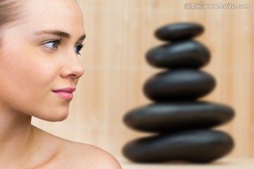女人側(cè)臉微笑著的復(fù)合形象
