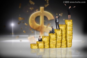 商業(yè)人士站在硬幣堆上的復(fù)合形象