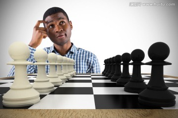 男人對著棋盤思考的復(fù)合形象