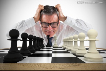男人對著棋盤思考的復(fù)合形象