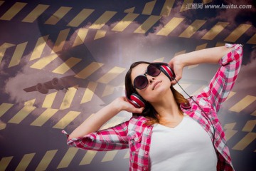 女人戴著耳機(jī)聽音樂的復(fù)合形象