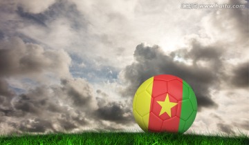 草地上的喀麥隆足球
