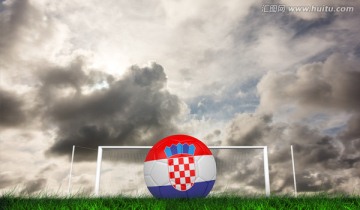 草地上的克罗地亚足球与球门