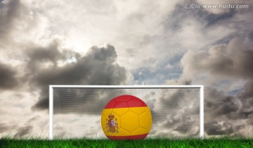 草地上的西班牙足球与球门
